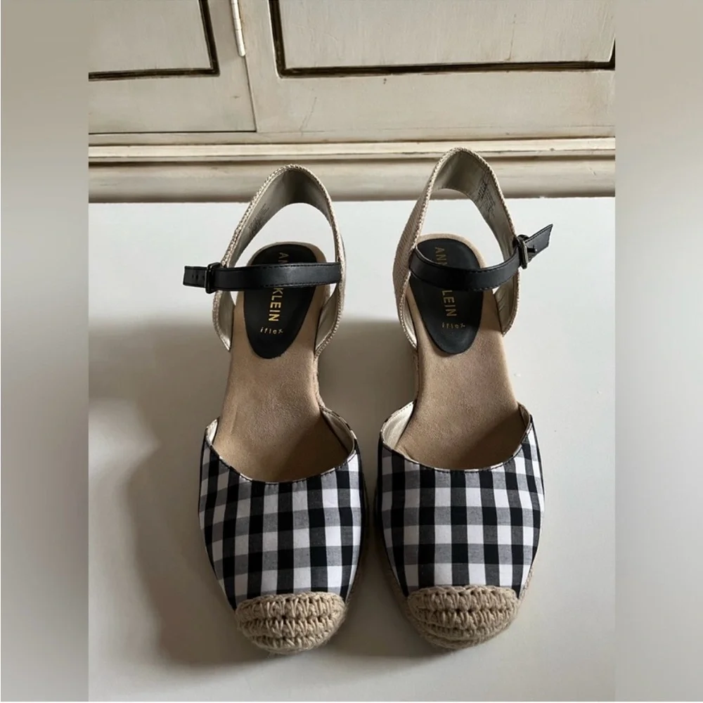 ANNE KLEIN IFLEX WEDGE SANDALS WOMENS SIZE 9M -black & white gingham check